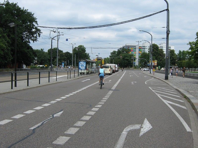 Cyklostezka v strede vozovky a nič ma nezrazilo!