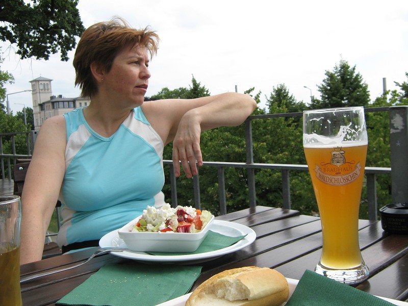 Na terase pivovaru, kvasnicové pivko