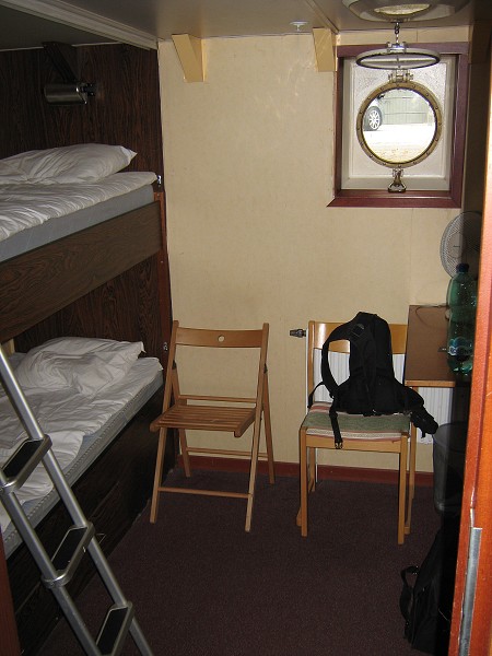 Kajuta v boteli - maličká, že sme sa ledva pomestili