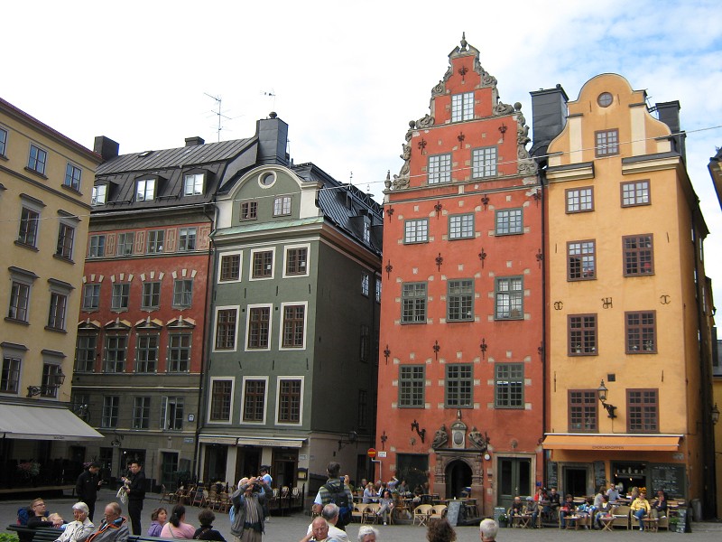 Námestie na Gamla stane s kaviarňami 