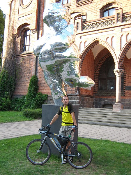 Socha pred univerzitou