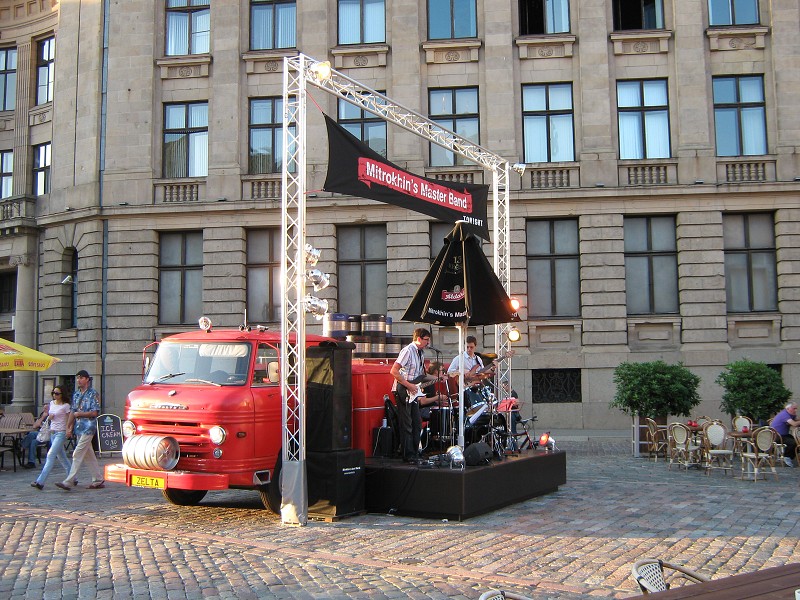 V každom rohu námestia hrala jedna kapela