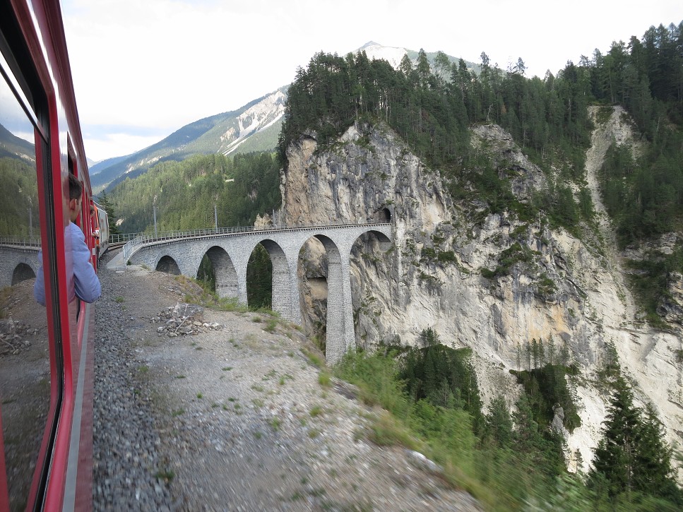 Vlakom z Churu do St. Moritzu