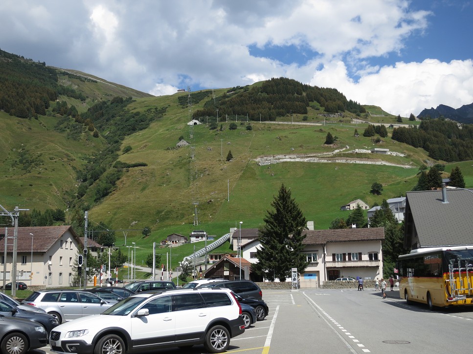 Andermatt, tam kdesi zhora ten vlak prišiel