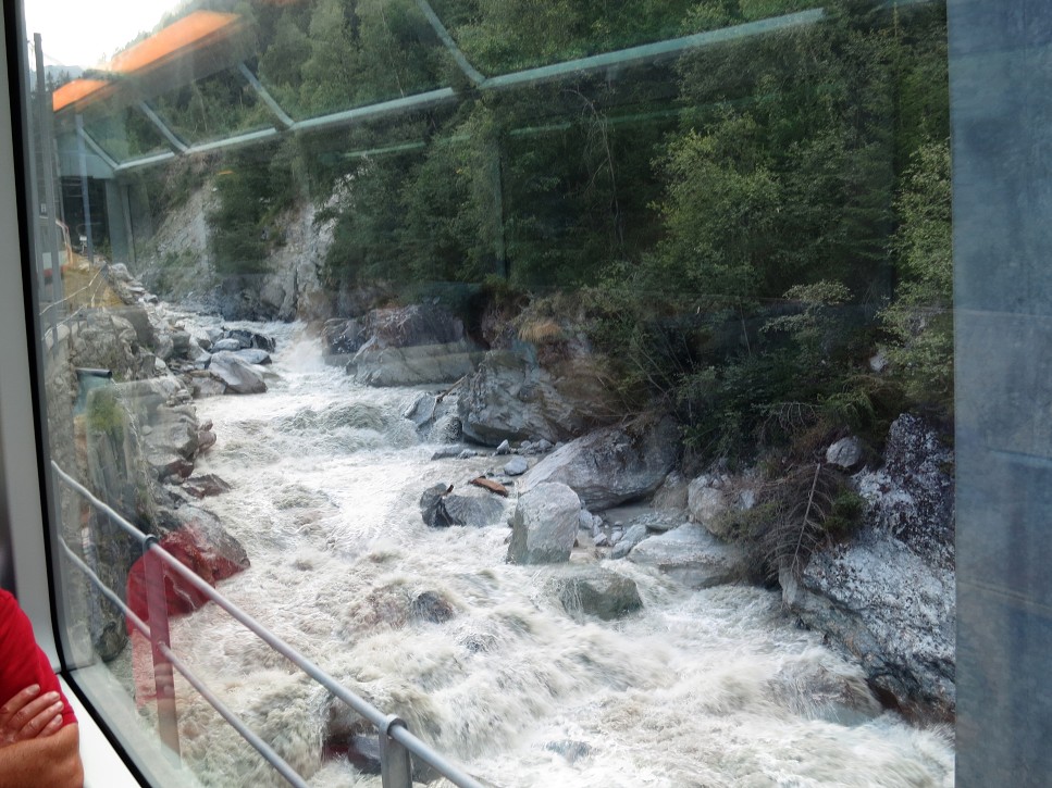 Stúpame popri rieke do Zermattu