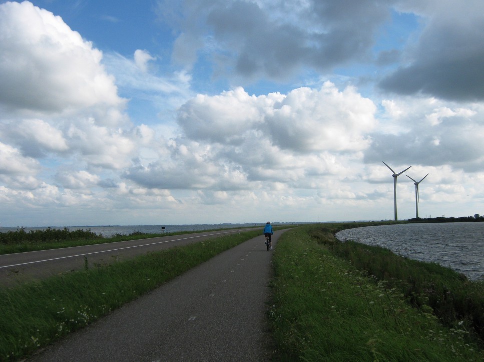 Ostrov Marken je s pevninou spojený umelou hrádzou