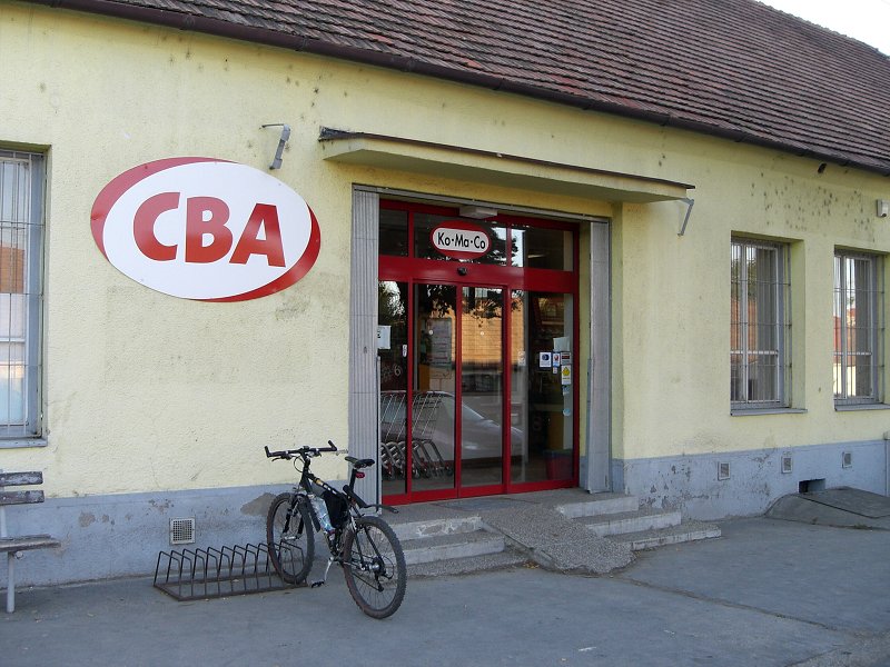 V �astej pred supermarketom 