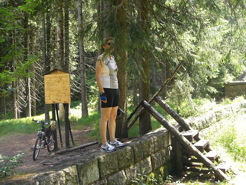 Pretrhnutá priehrada na Bílé Desné - bočný prepad