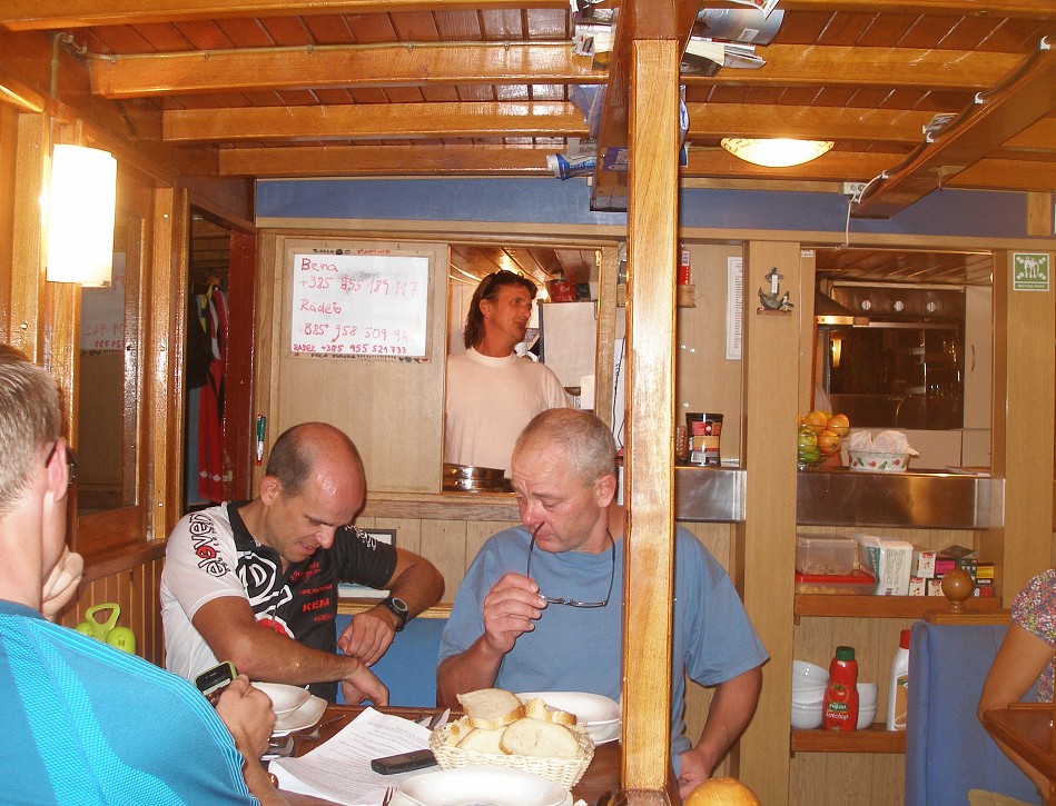 Večera na lodi (Sučuraj, Hvar)