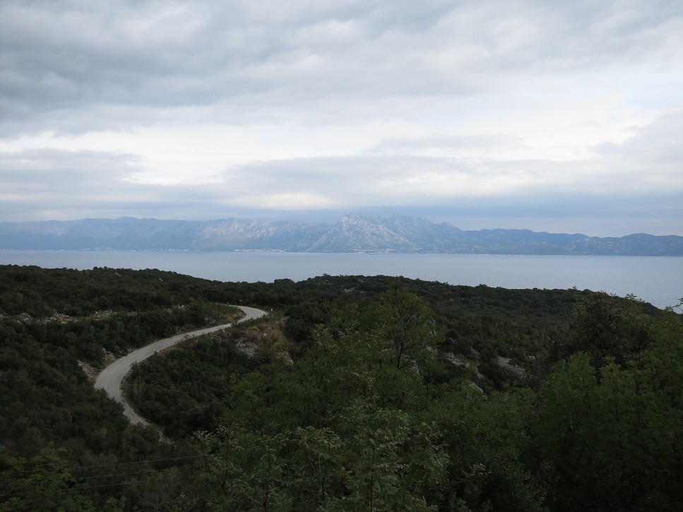 Pelješac, v pozadí Makarska
