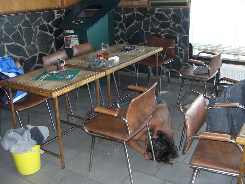 ...ale vn�tri si ak�si �tamgast ustlal pod stolom... 