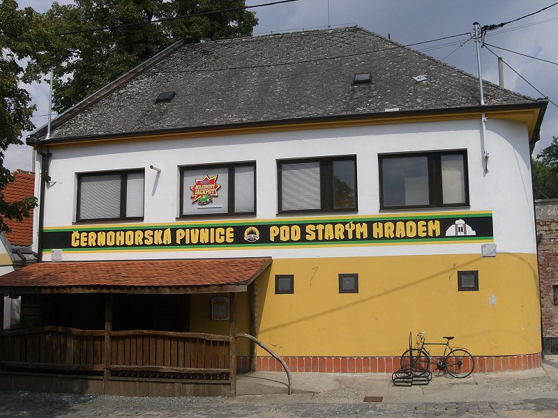 V�ade �ern� hora, ja ale smerujem do rodinn�ho minipivovaru 