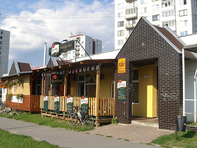 Do odchodu vlaku zost�va 1,5 hodiny. Po�k�m tuto. 