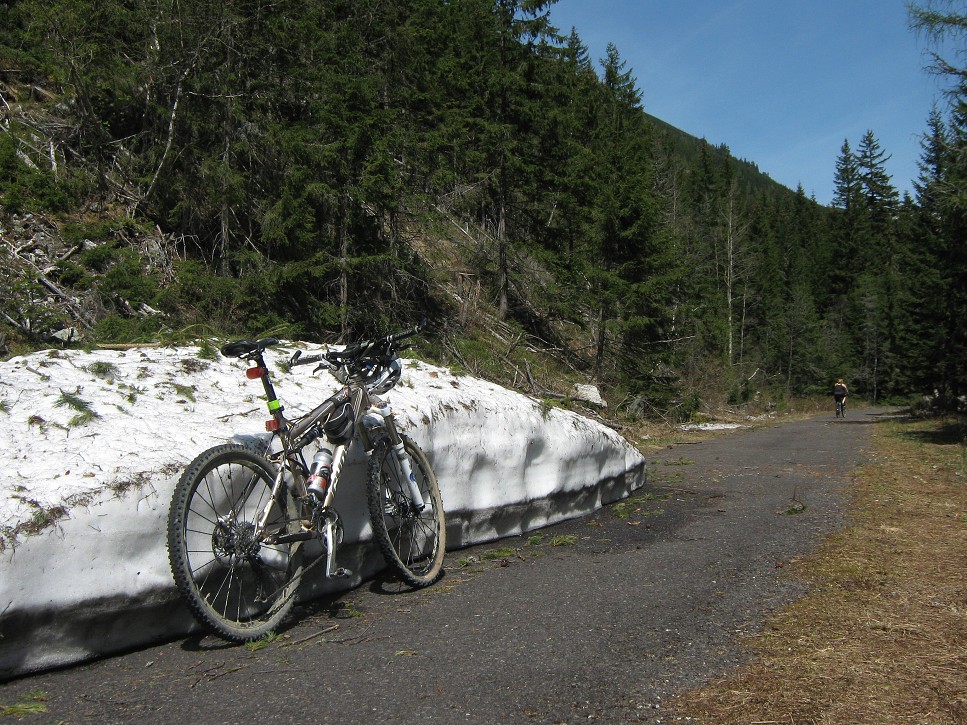 Zbytky lavíny v Kôprovej doline