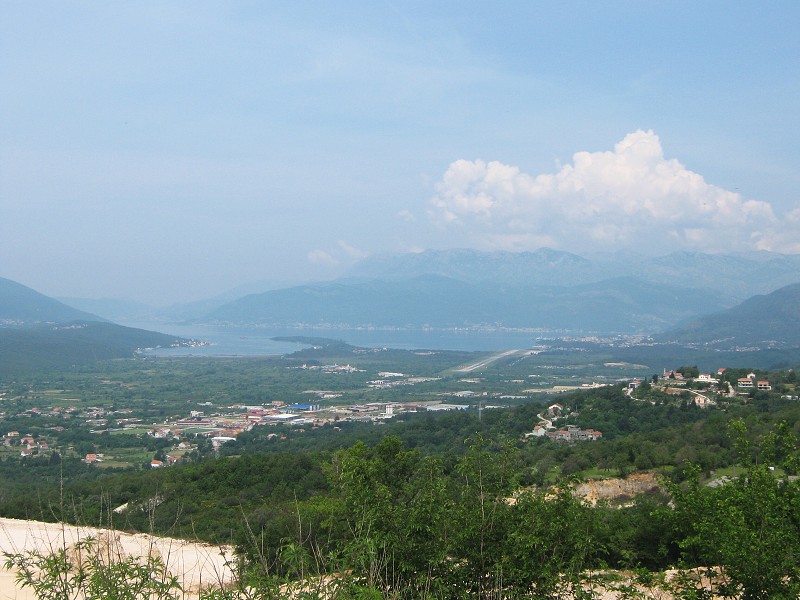 Boka kotorská a letisková dráha