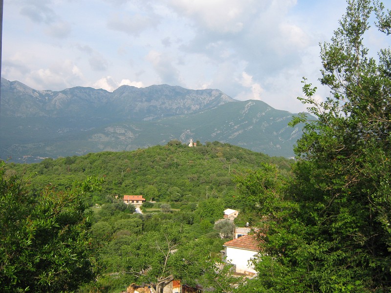 Aby som sa vyhol hlavnej ceste, vystúpal som opäť do kopcov