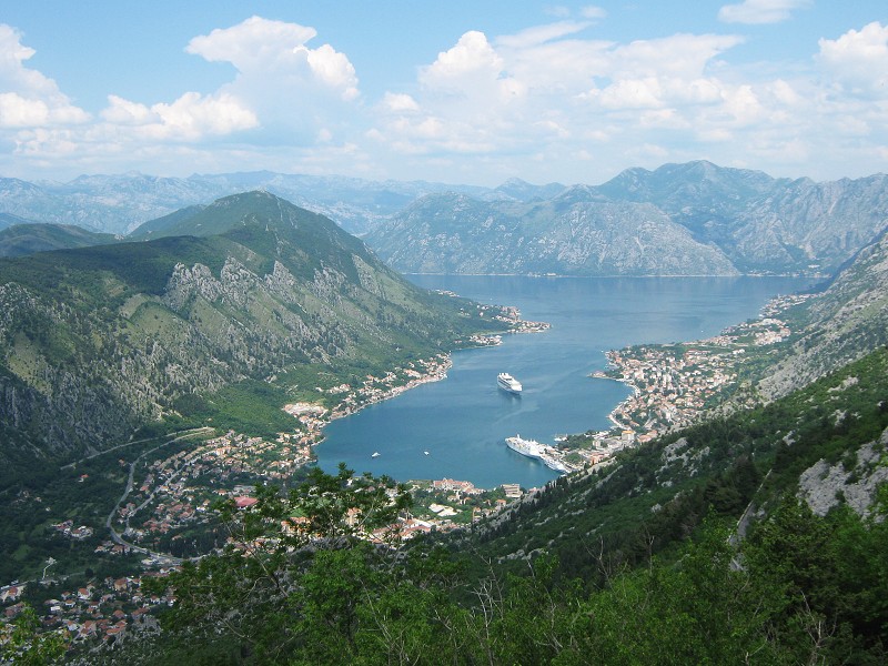 Kotorská zátoka, stále z väčšej výšky