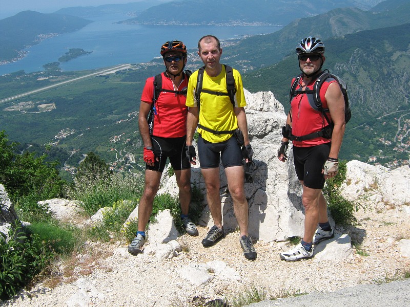 ...spolu s ďalšími tromi