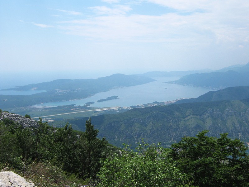 Boka kotorská a letisková dráha