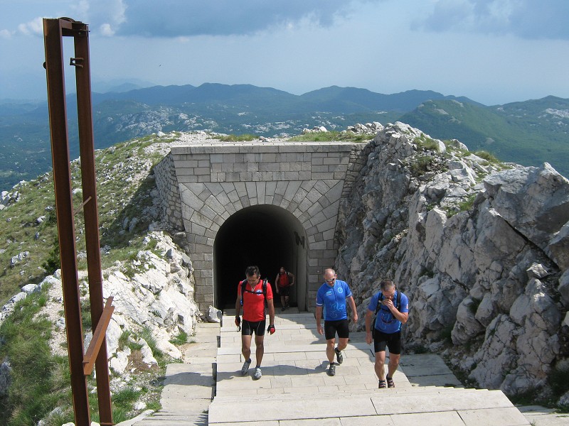 Tesne pod mauzóleom