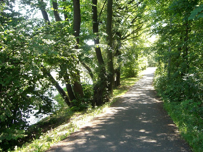 Pekn� cesta okolo rybn��ka 