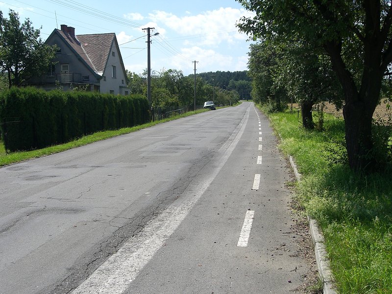 P�vodne som nechcel po ceste, ale je tu pekn� cyklostezka 