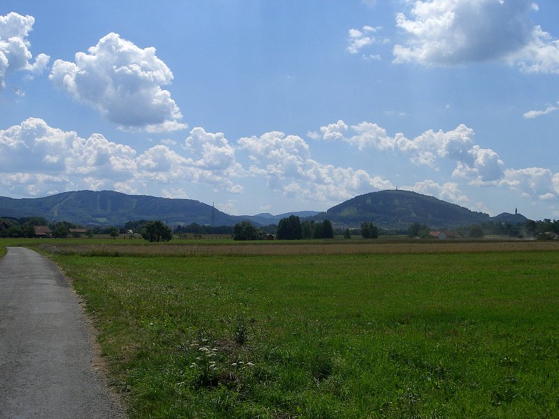 Pokra�ujem na �tramberk, vpravo �trambersk� Tr�ba 