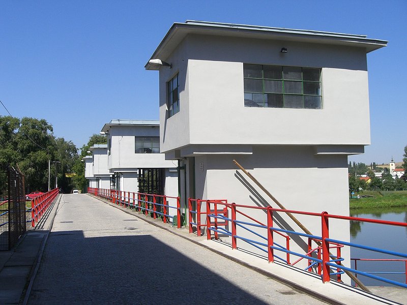 V Spytihn�ve je Morava prehraden� 