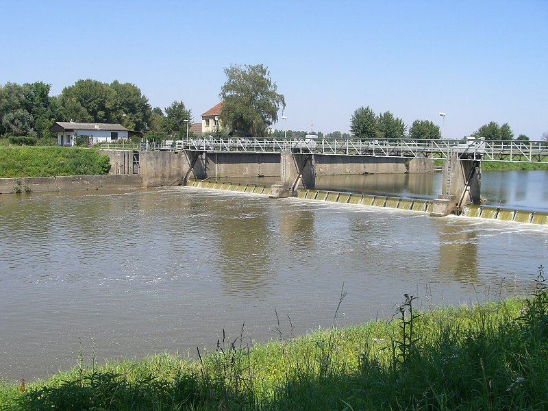 Jez a plavebn� komora na Morave 