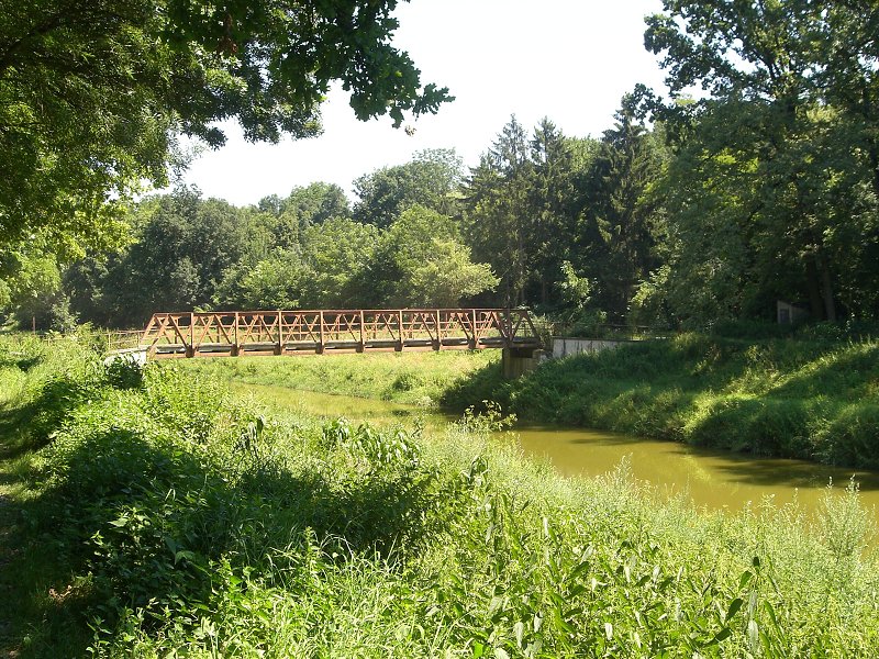 K�sok sp� popri ramene nach�dzam most�k 