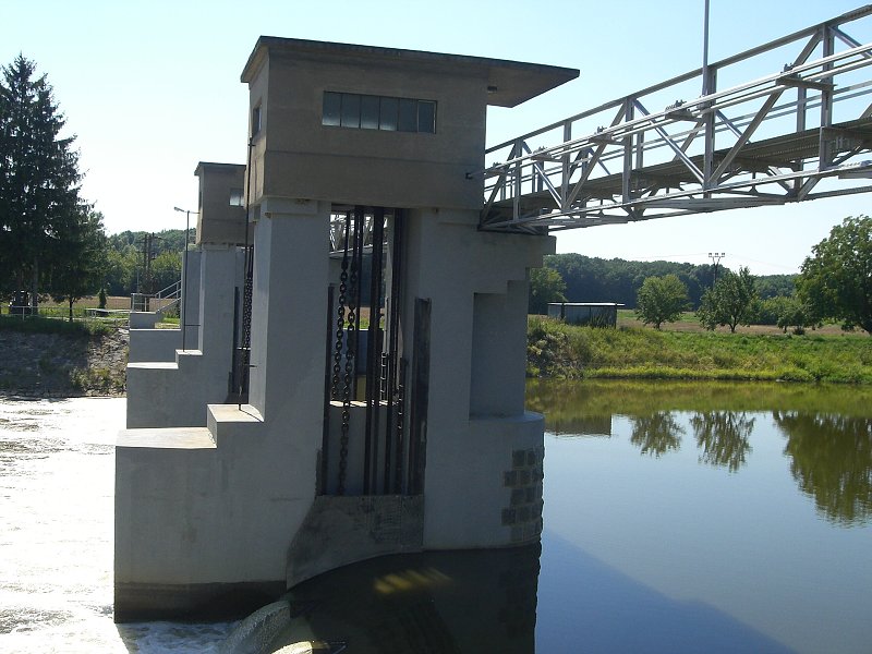 Chcelo by to na druh� stranu, ale prechod je zamknut� 