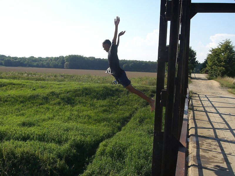 Chalani sk��u z mosta 