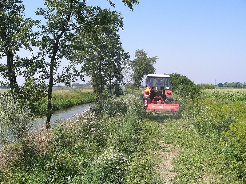 ...a� som dohnal traktor, ktor� kliesnil cestu 