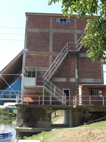 V�klopn�k - tu sa vys�pali vag�ny do lod� 