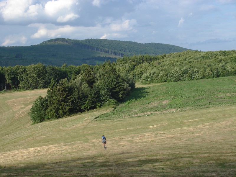 Pod Skalinami opúšťame hrebeň a spúšťame sa dolu