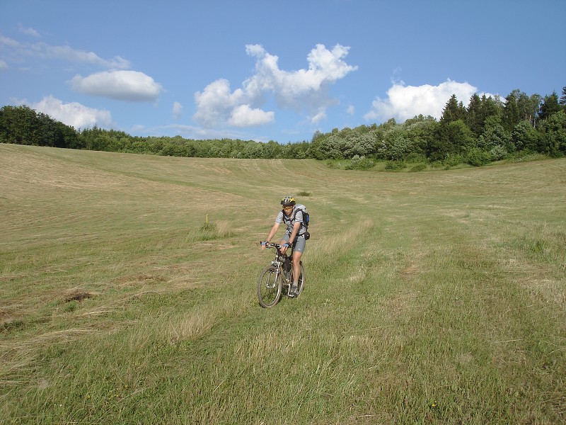 Pod Skalinami opúšťame hrebeň a spúšťame sa dolu
