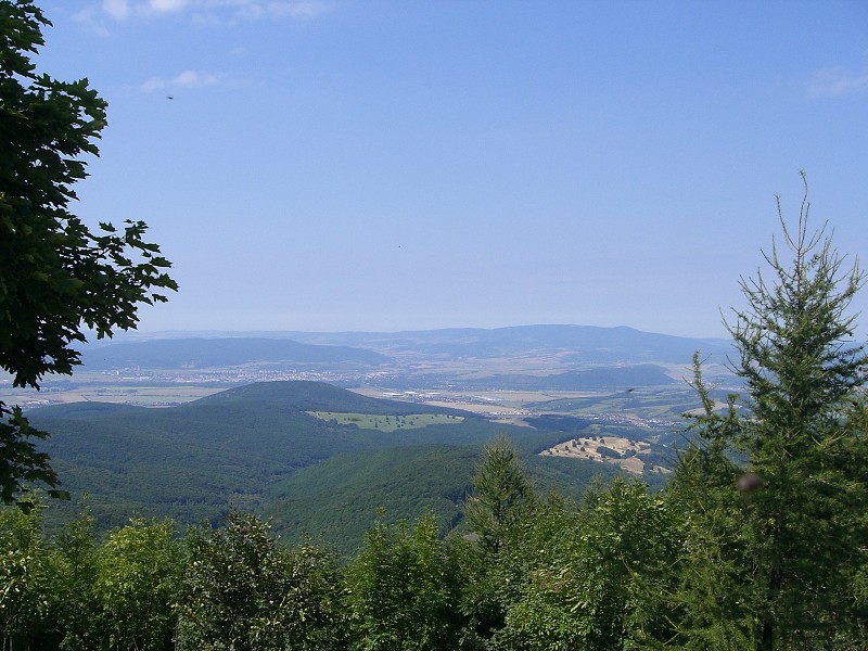 Už sa začínajú otvárať výhľady do doliny