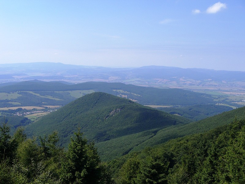 Kopec Hradisko, pod ním obec Selec, v diaľke Biele Karpaty