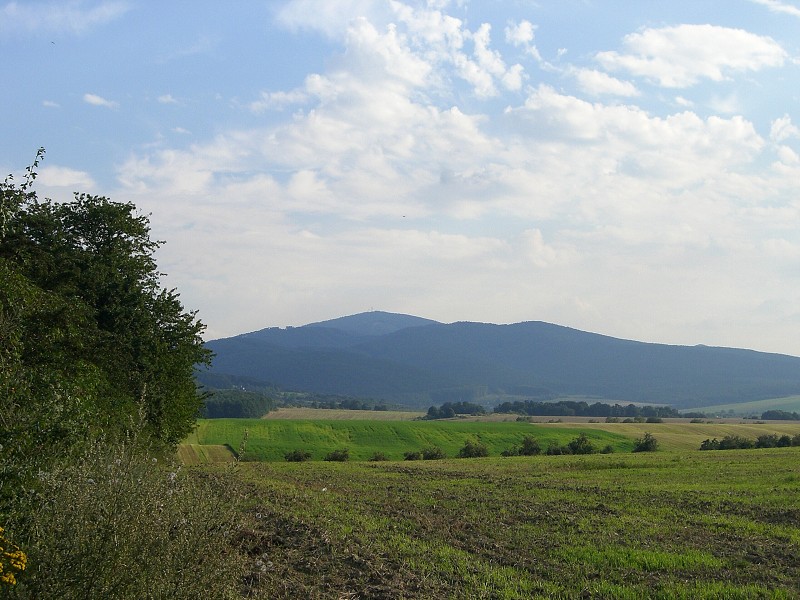 Pohľad zdola na Inovec (tam hore sme boli)