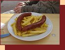 Bratwurst mit Pommes 
