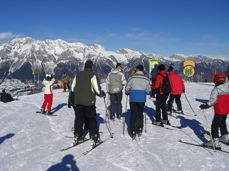 Na kopcoch snehu dos� 