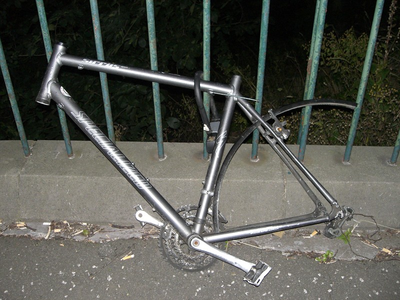 Tento je tu priviazaný už hodne dlho. Hlavne, že je zamknutý.