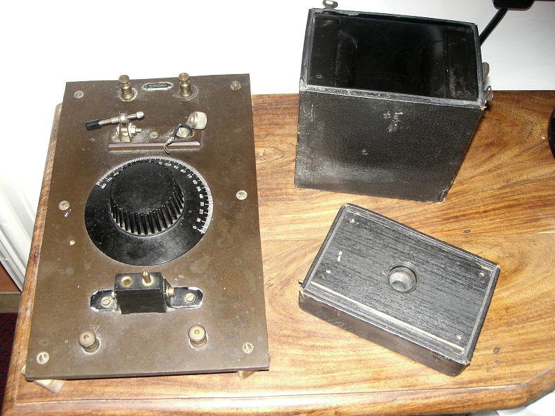 Aj takéto relikvie boli v našom (indickom) hoteli: Vľavo kryštálka, vpravo fotoaparát