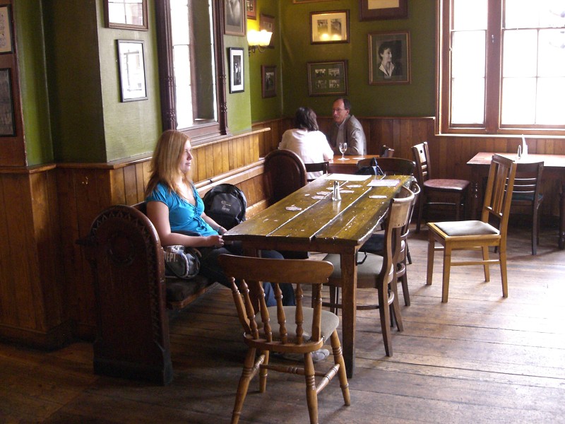 Ale pub pekný, štýlový, na nič sa nehrá