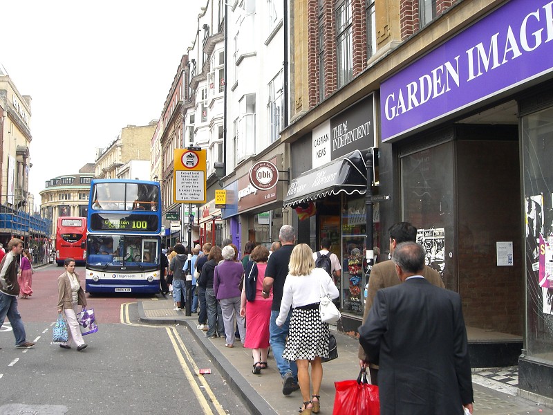 Rad na autobus. Briti veľmi radi stoja queue.
