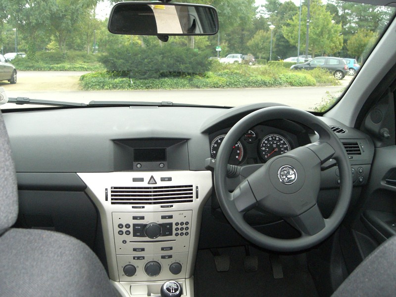 Auto OK, len volant je kdesi inde