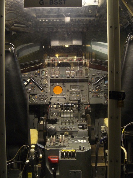 Kokpit skôr ako v stíhačke, než v dopravnom lietadle