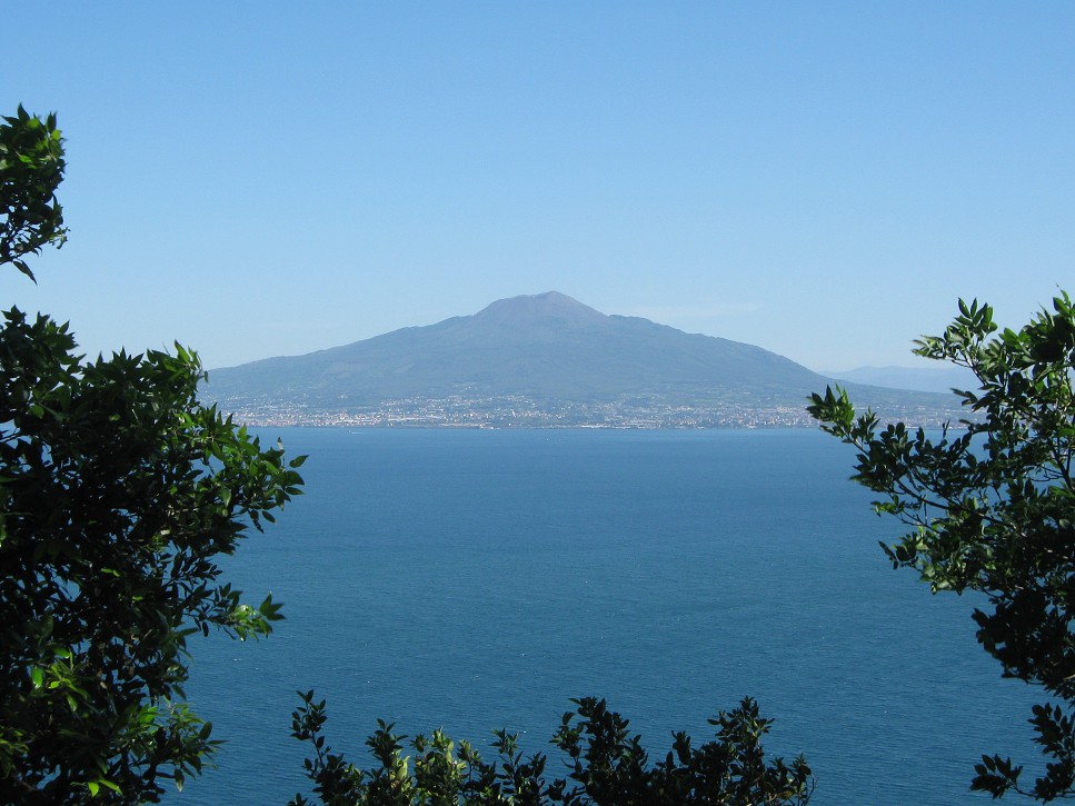 Neapolský záliv, v pozadí Vezuv