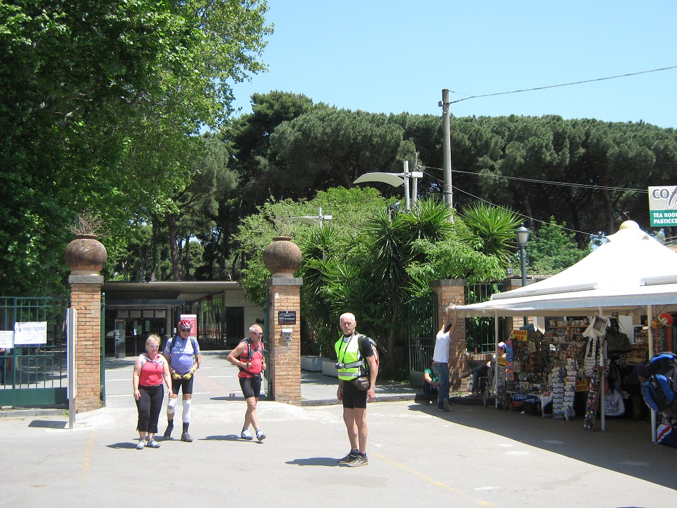 Pred vchodom do areálu vykopávok