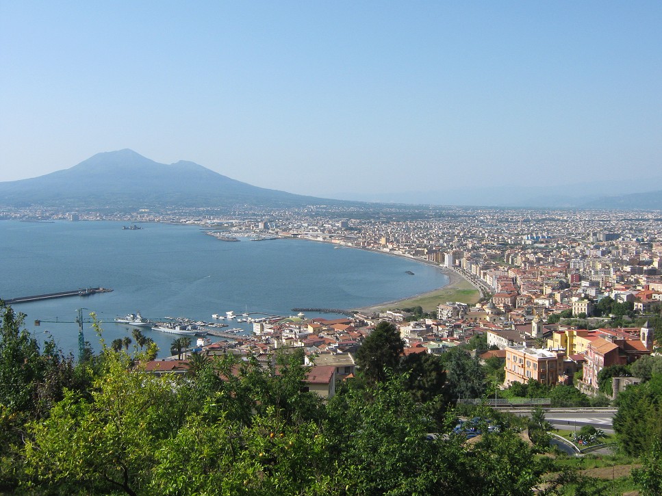 Neapolský záliv, v pozadí Vezuv